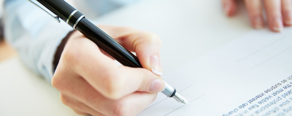 une personne rédigeant au stylo