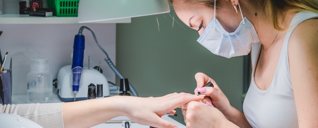 une professionnelle des ongles travaillant