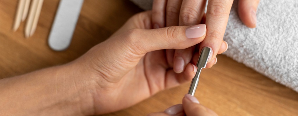 une femme se mauqillant les ongles