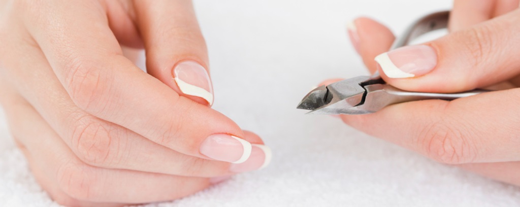 une femme se faisant les ongles