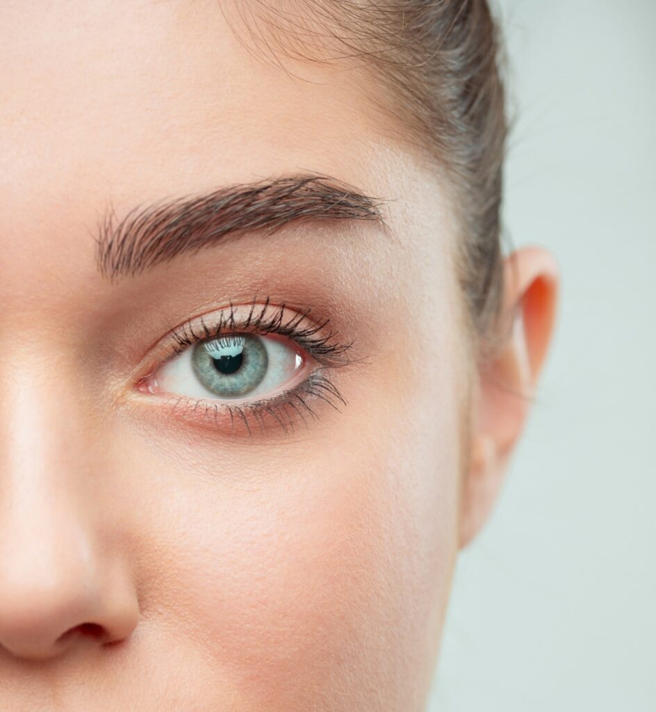 gros plan sur les cils et sourcils d'une femme