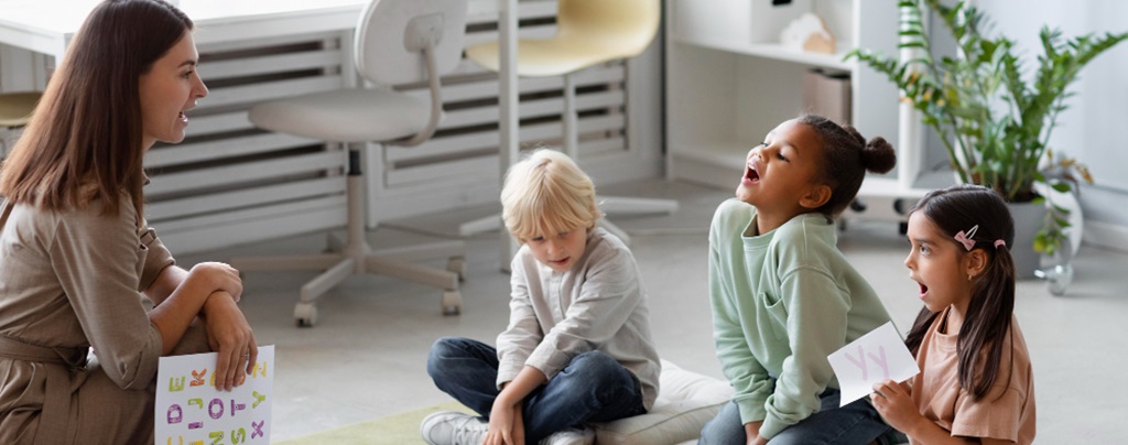 un accompagnant éducatif petite enfance avec des enfants