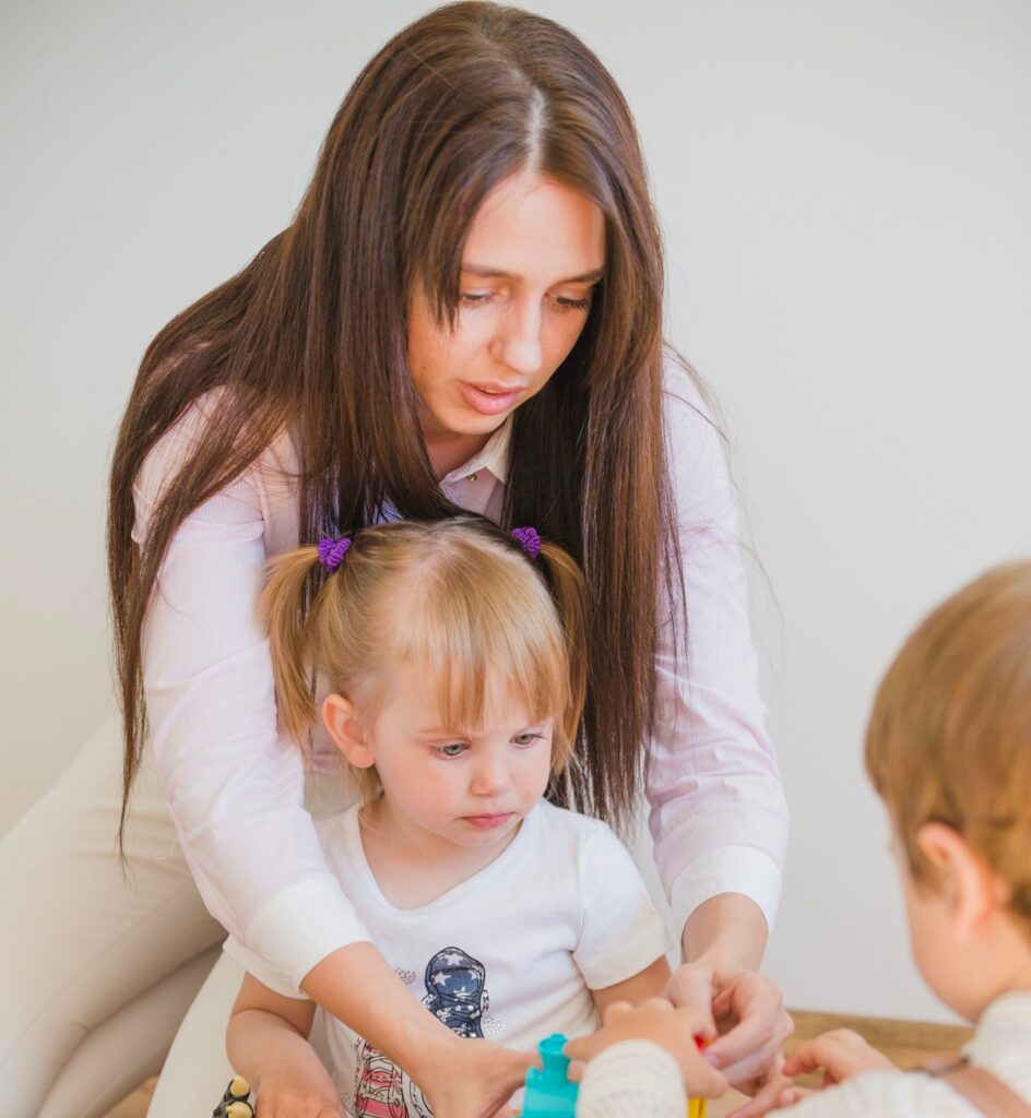 une femme s'occupant d'enfants