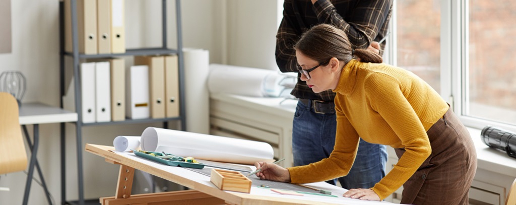 une femme regardant des éléments de décoration d'intérieur