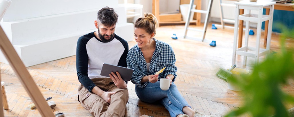 un couple regardant des éléments de décoration d'intérieur