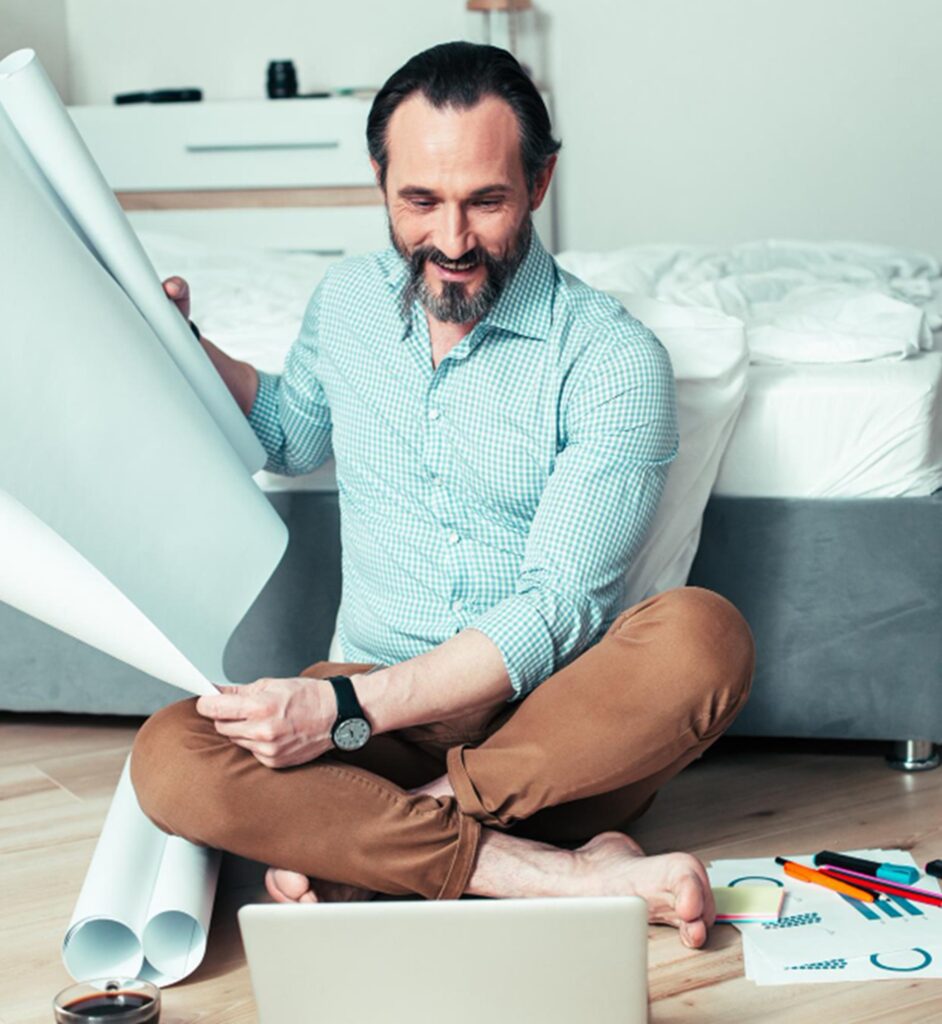 une homme regardant des palettes de couleurs pour de l'aménagement d'intérieur