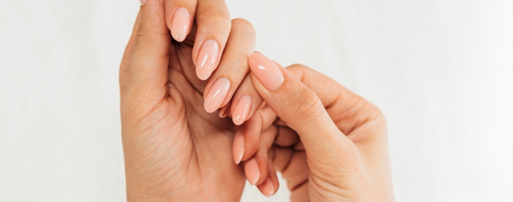 une femme montrant ses ongles