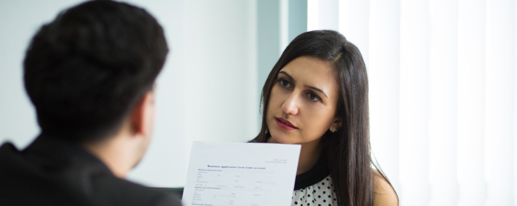 une femme et un homme en entretien de recherche d'emploi