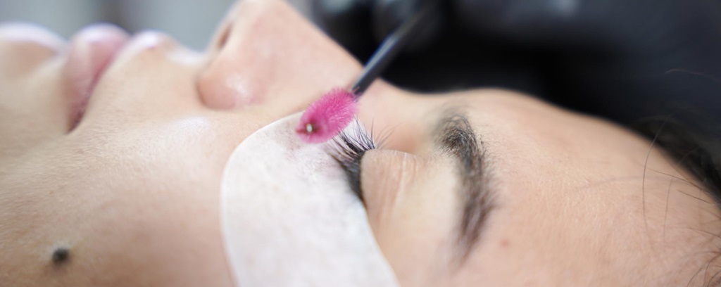 une femme en pleine scéance de réhaussement de cils