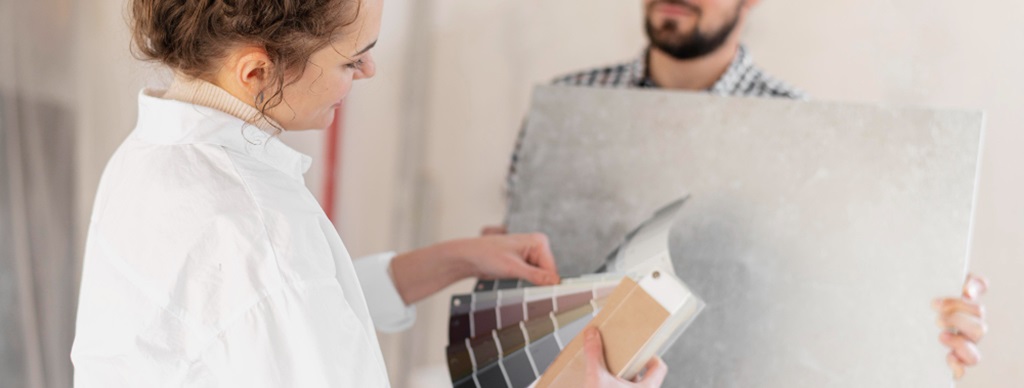 une femme tenant dans ses mains un nuancier de couleurs