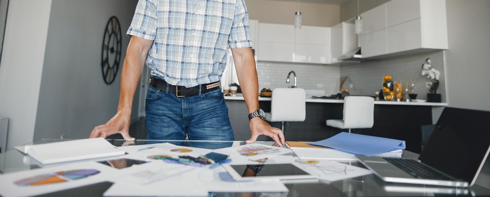 un homme regardant des éléments de décoration d'intérieur