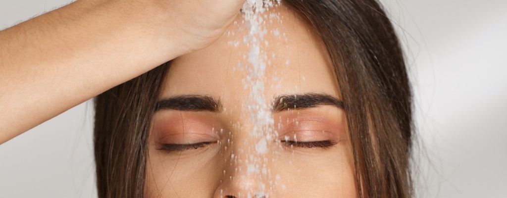 une femme faisant tomber du riz sur son visage