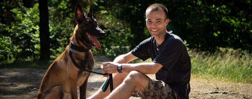 un homme et son chien