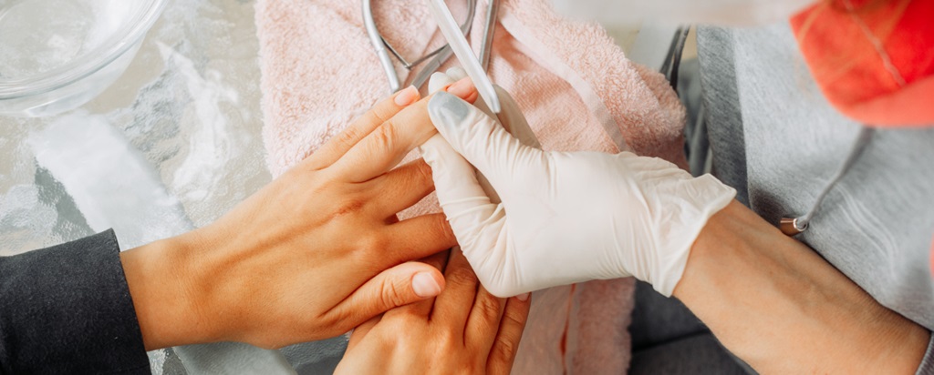 travail sur les ongles