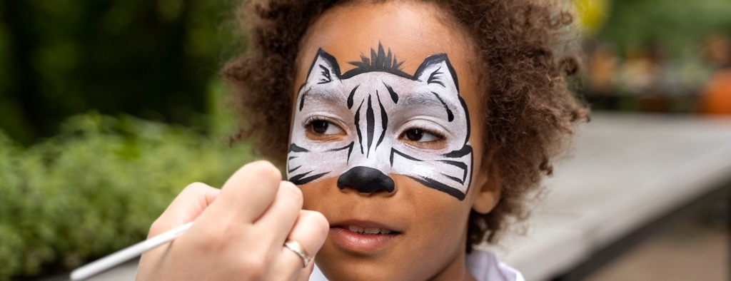 une jeune enfant maquillée