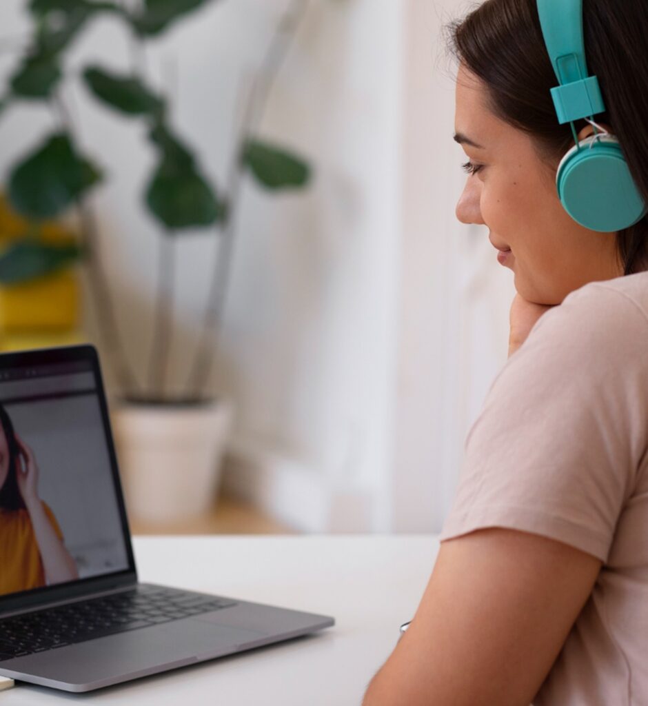 une jeune femme suivant une formation en ligne en souriant