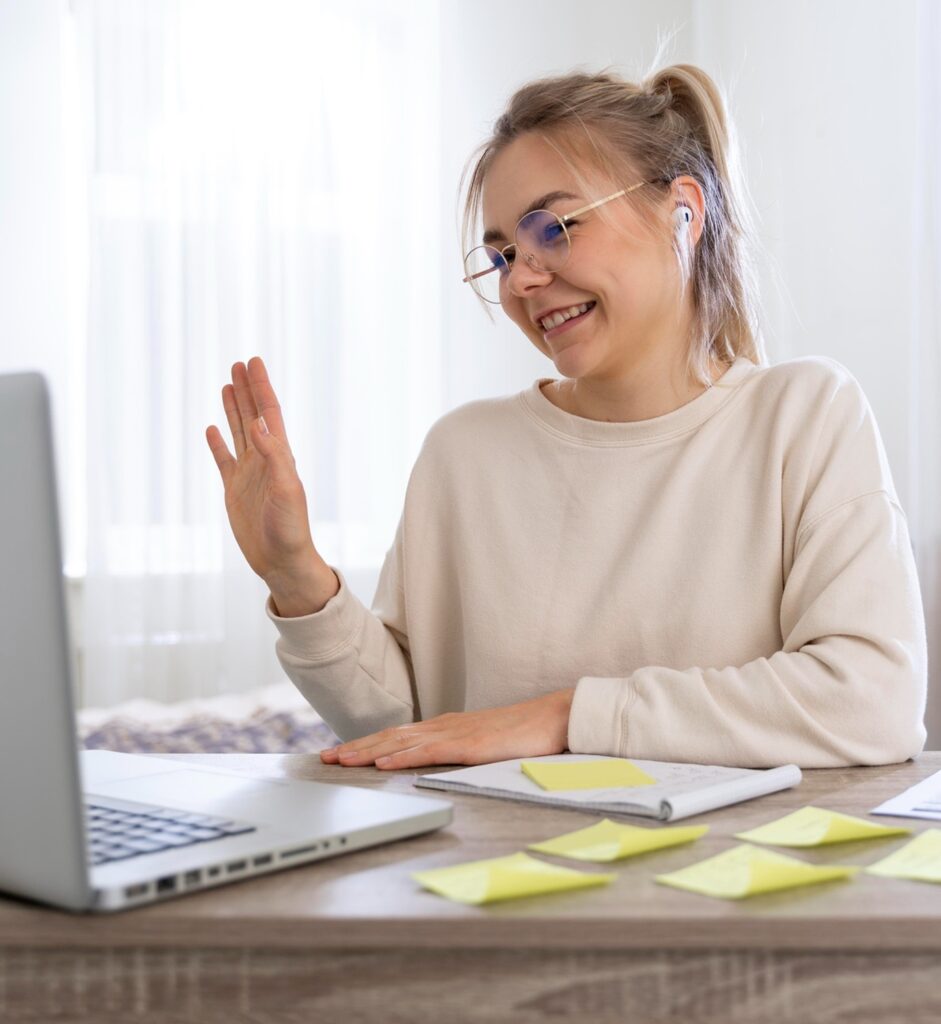 une jeune femme suivant une formation en ligne depuis son ordinateur portable