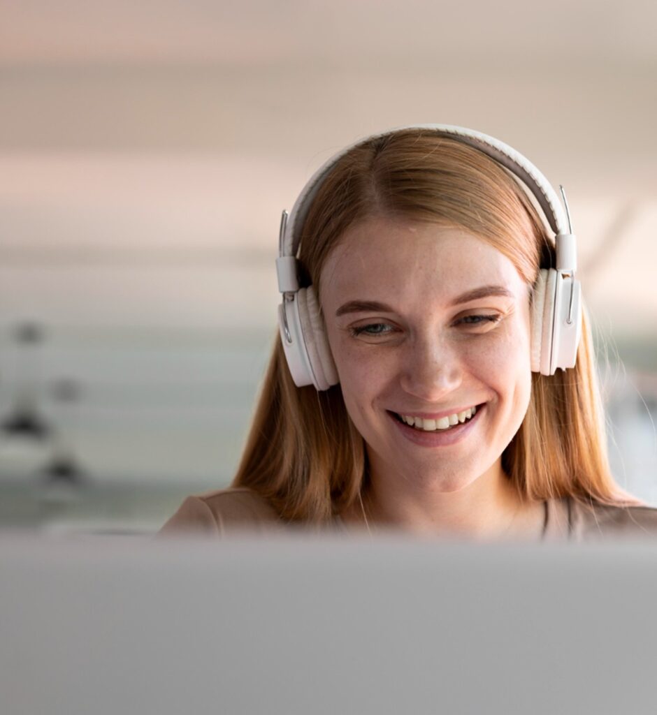 une femme suivant une formation en ligne devant son ordinateur portable