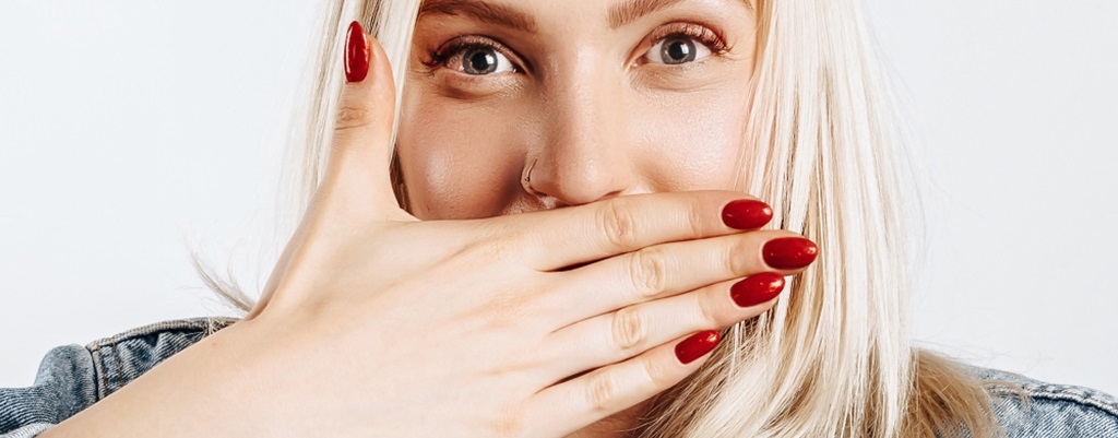 une femme montrant ses ongles