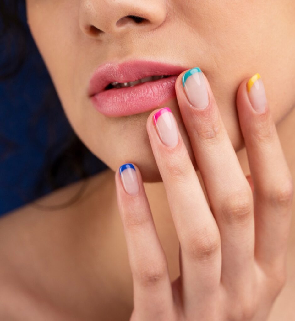 une femme montrant ses ongles