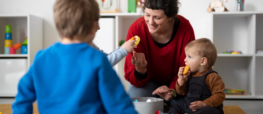 une atsem avec des enfants 