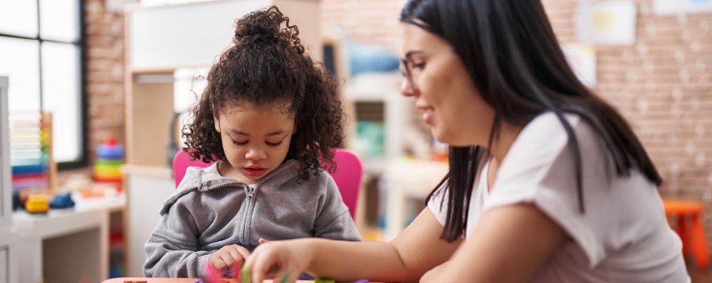 une atsem avec un enfant