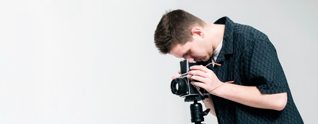 un photographe prenant une photo professionnelle