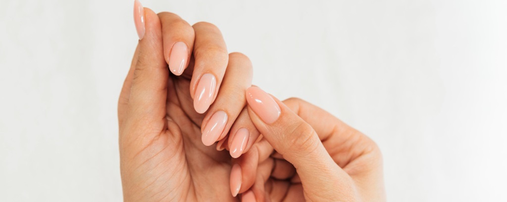 des mains de femmes avec du vernis