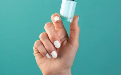 Enlever du vernis sans dissolvant : 8 méthodes