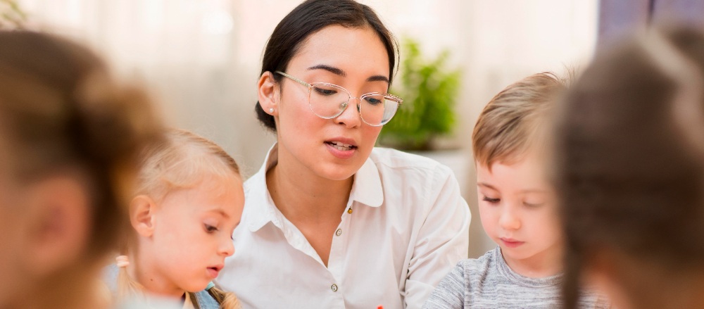 une assistante maternelle entourée d'enfant