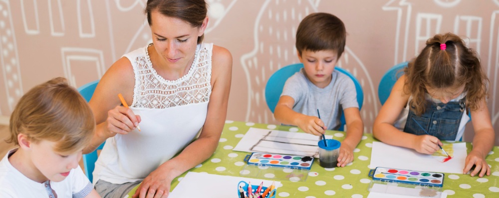 une assistante maternelle entourée d'enfant