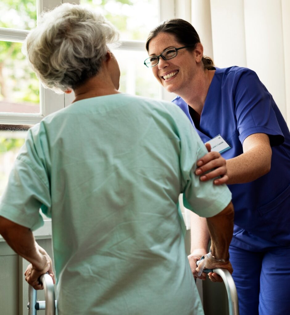 une auxiliaire de vie aidant une personne