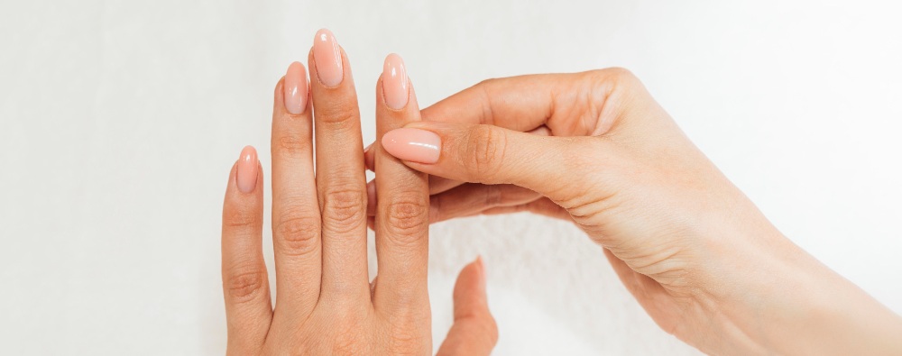 des ongles en amande de femme