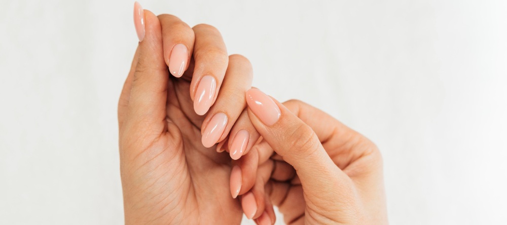 des ongles en amande de femme