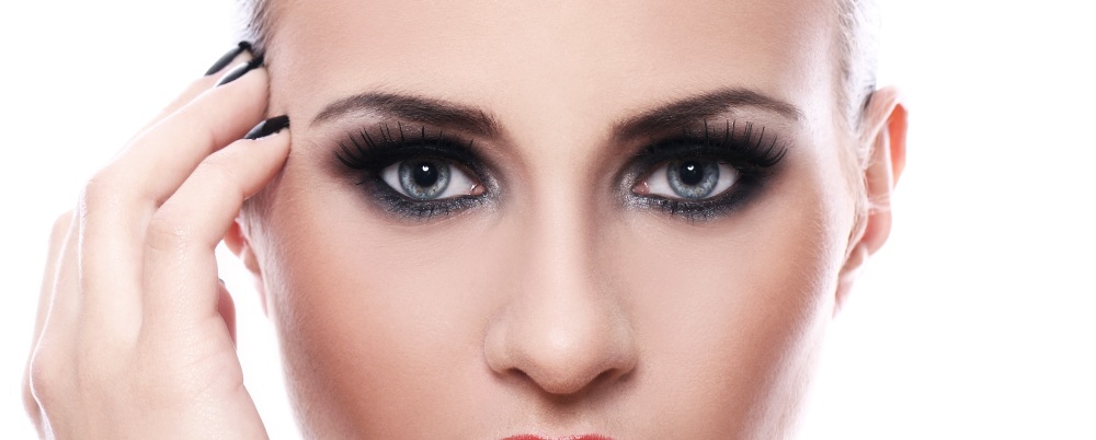 une femme avec un regard smoky eyes