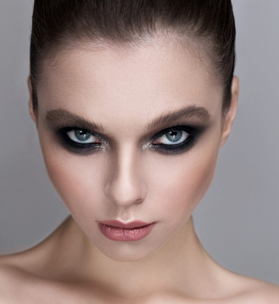 une femme avec un maquillage smoky eyes