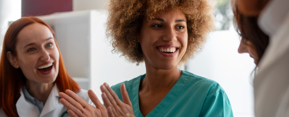 des personnes souriantes travaillant dans le soin et dans le social