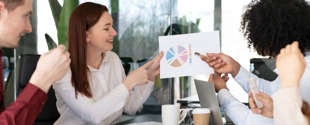 des professionnelles discutant dans un bureau