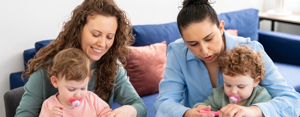 deux jeunes femmes s'occupant de jeunes enfants