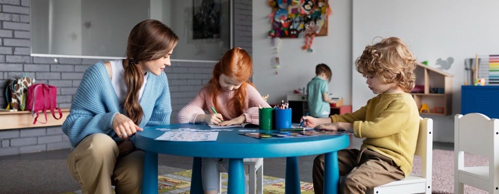 une jeune femme à table avec de jeunes enfants dans la petite enfance