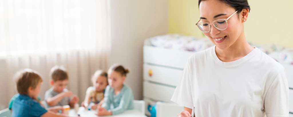 une femme travaillant dans une creche