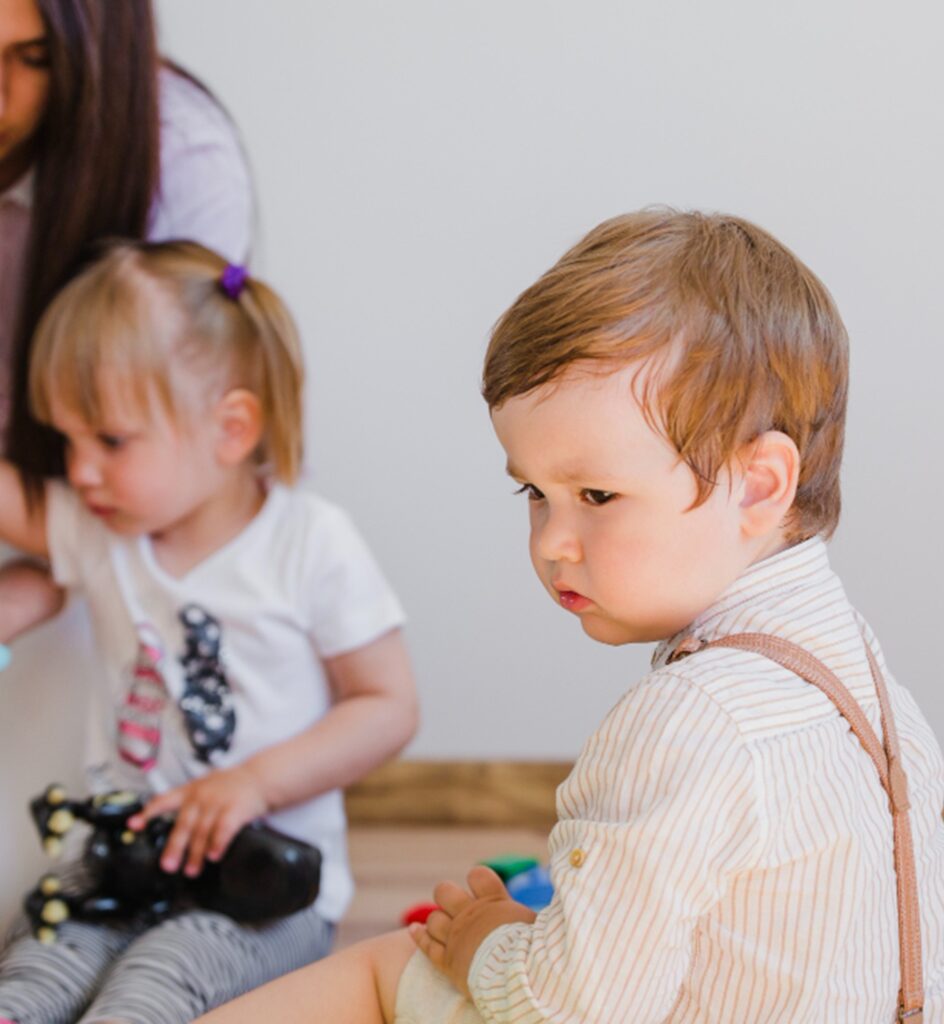 des enfants dans une creche