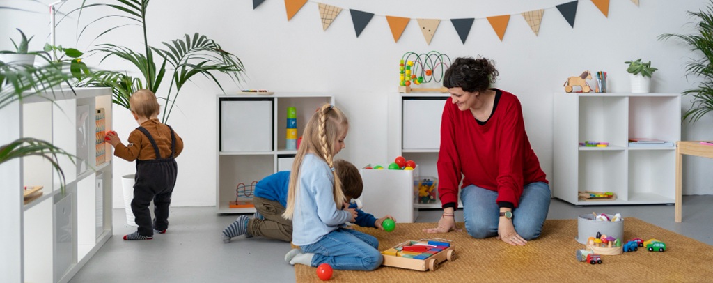 une personne travaillant dans une creche